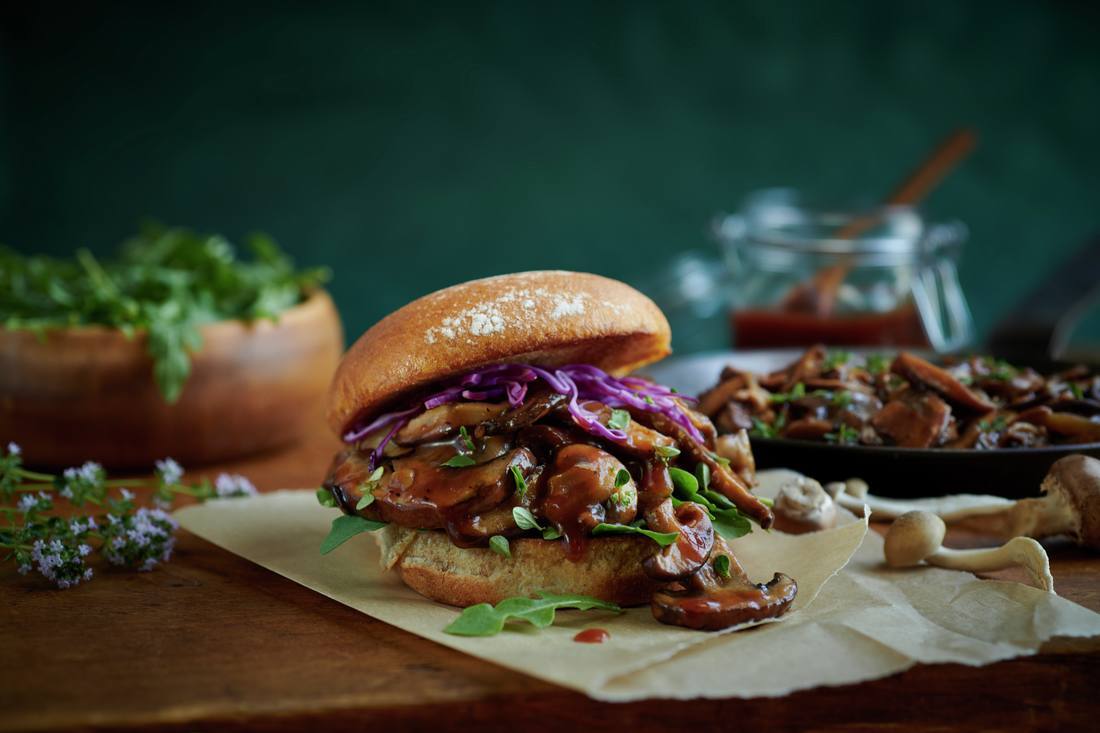 Mushroom burger with barbecue and whiskey sauce| Flora