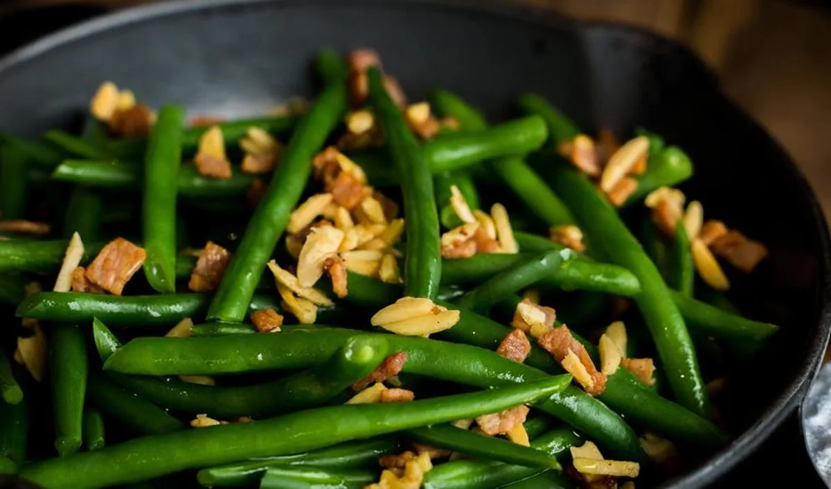 Buttered green beans with bacon and almonds